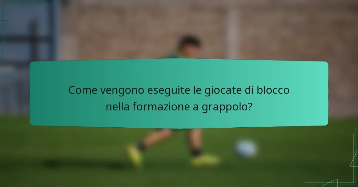 Come vengono eseguite le giocate di blocco nella formazione a grappolo?